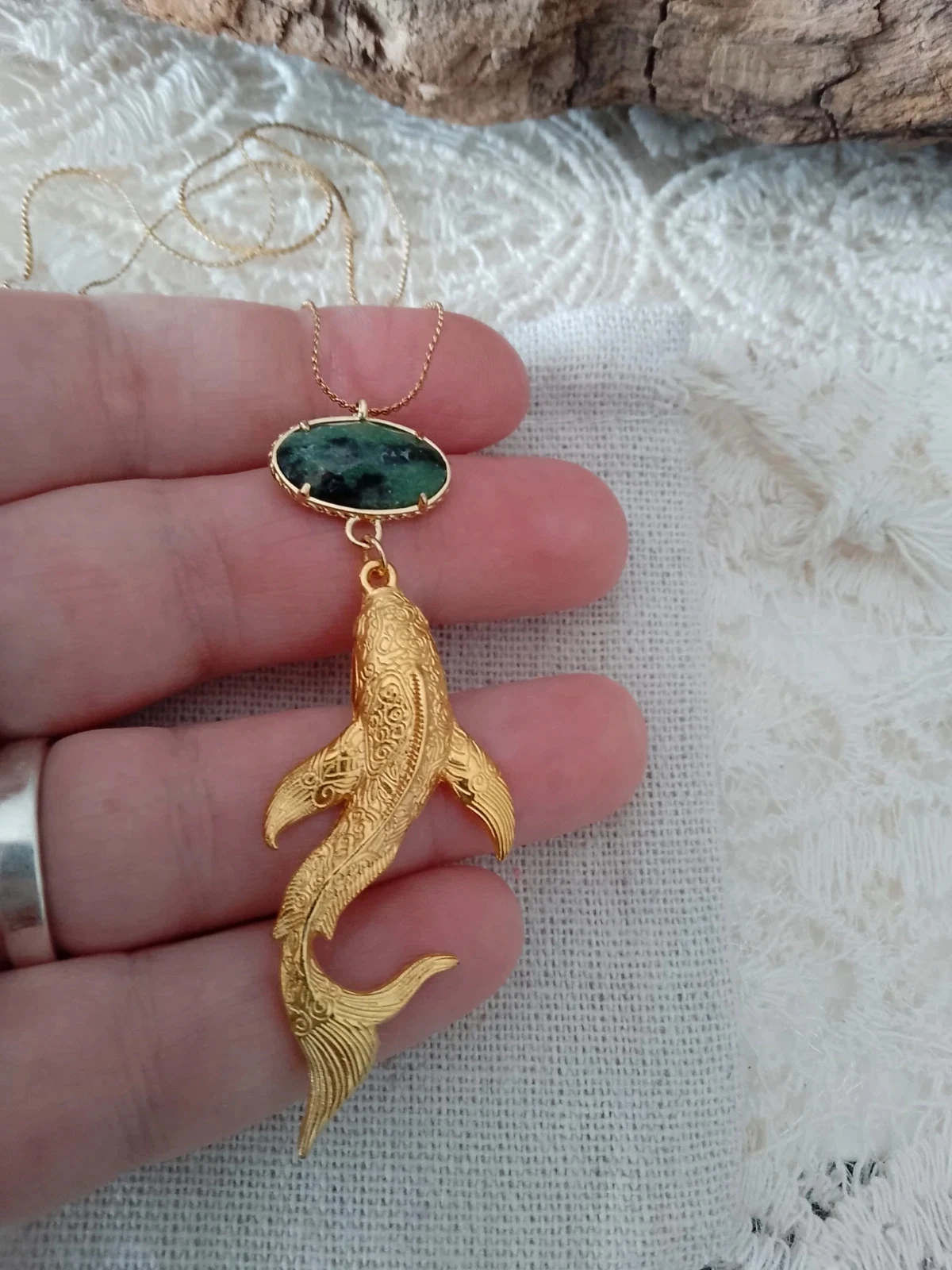 Collier long poisson doré et pierre de rubis sur zoisite sertie – photo 3
